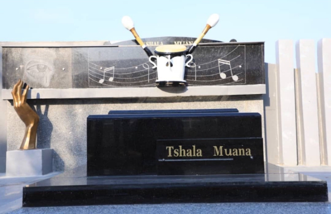 La pierre tombale de la chanteuse Élisabeth Tshala Muana à la Nécropole entre Terre et ciel.