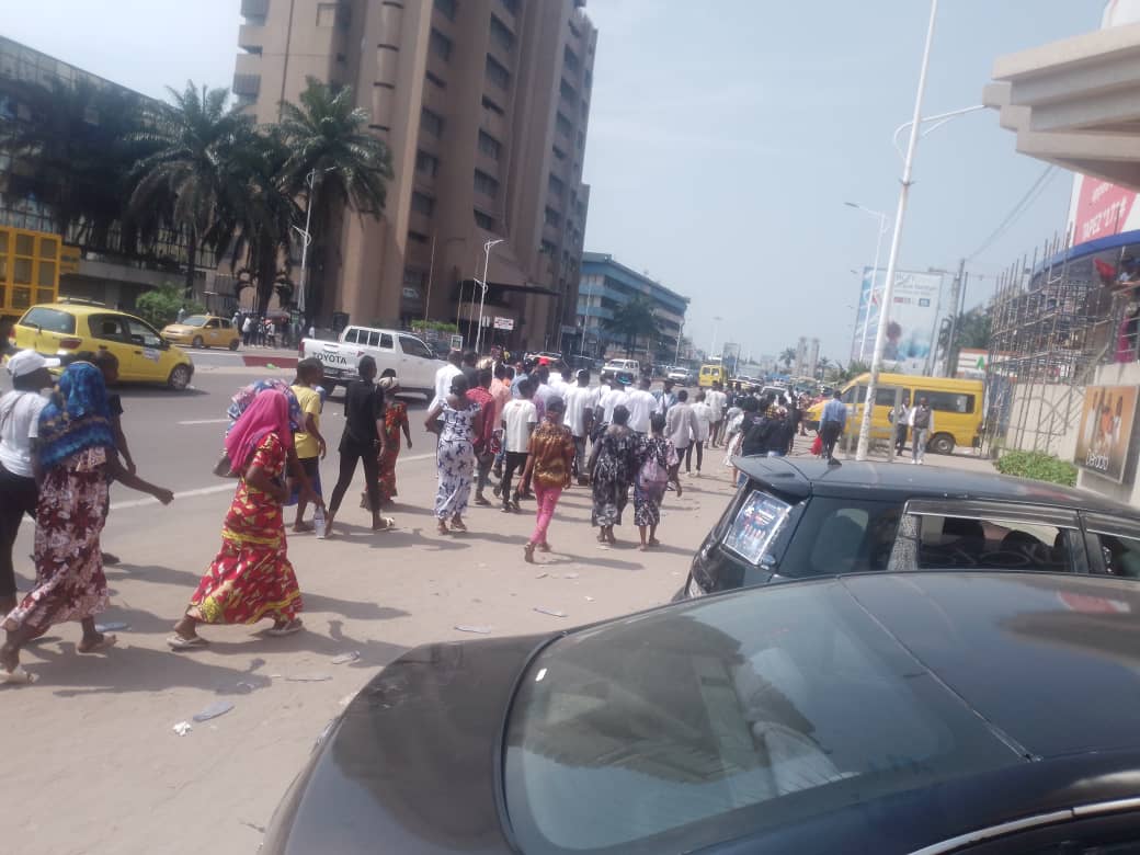 Les opposants en route vers la CENI sur le boulevard 