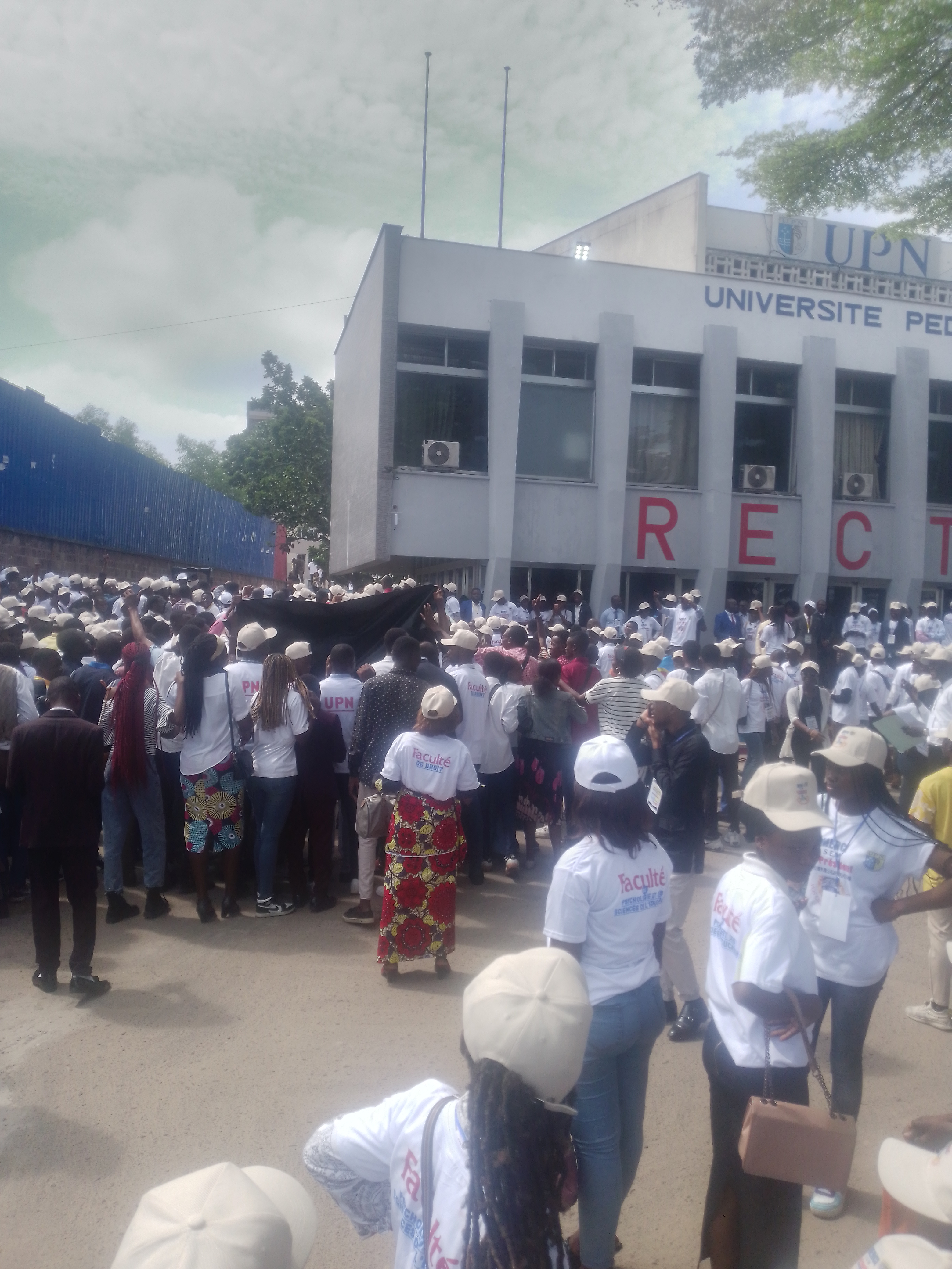 Kinshasa, les étudiants en train d'attendre le chef de l'Etat, Félix TSHISEKEDI devant le bâtiment du rectorat, Mercredi 03 mai 2023. 