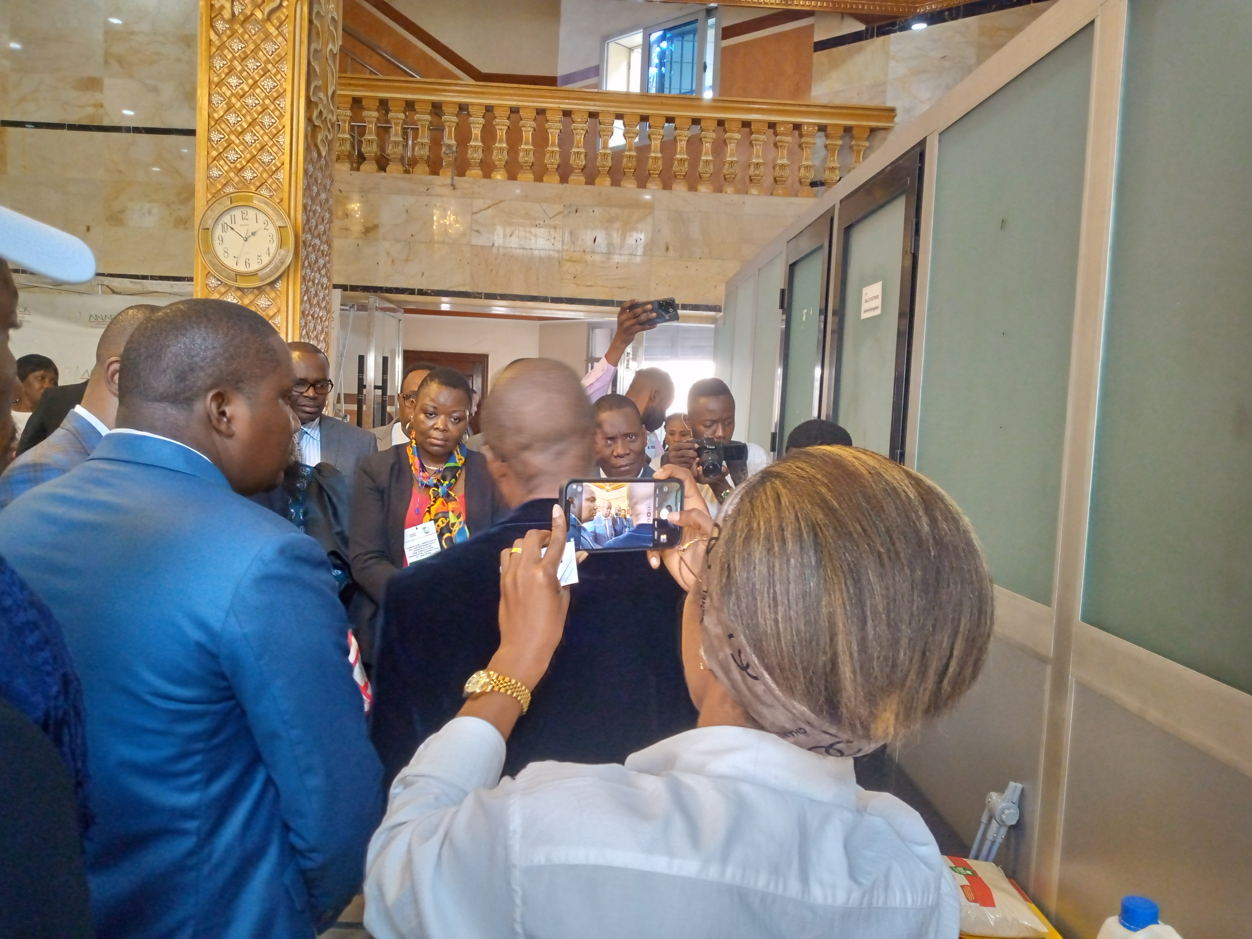DG de Anapex,Fogecc Anadec, la représentante de l'ambassadrice des USA en RDC, la présidente Nsunga ya Kongo/ photo de Yves Muetu  