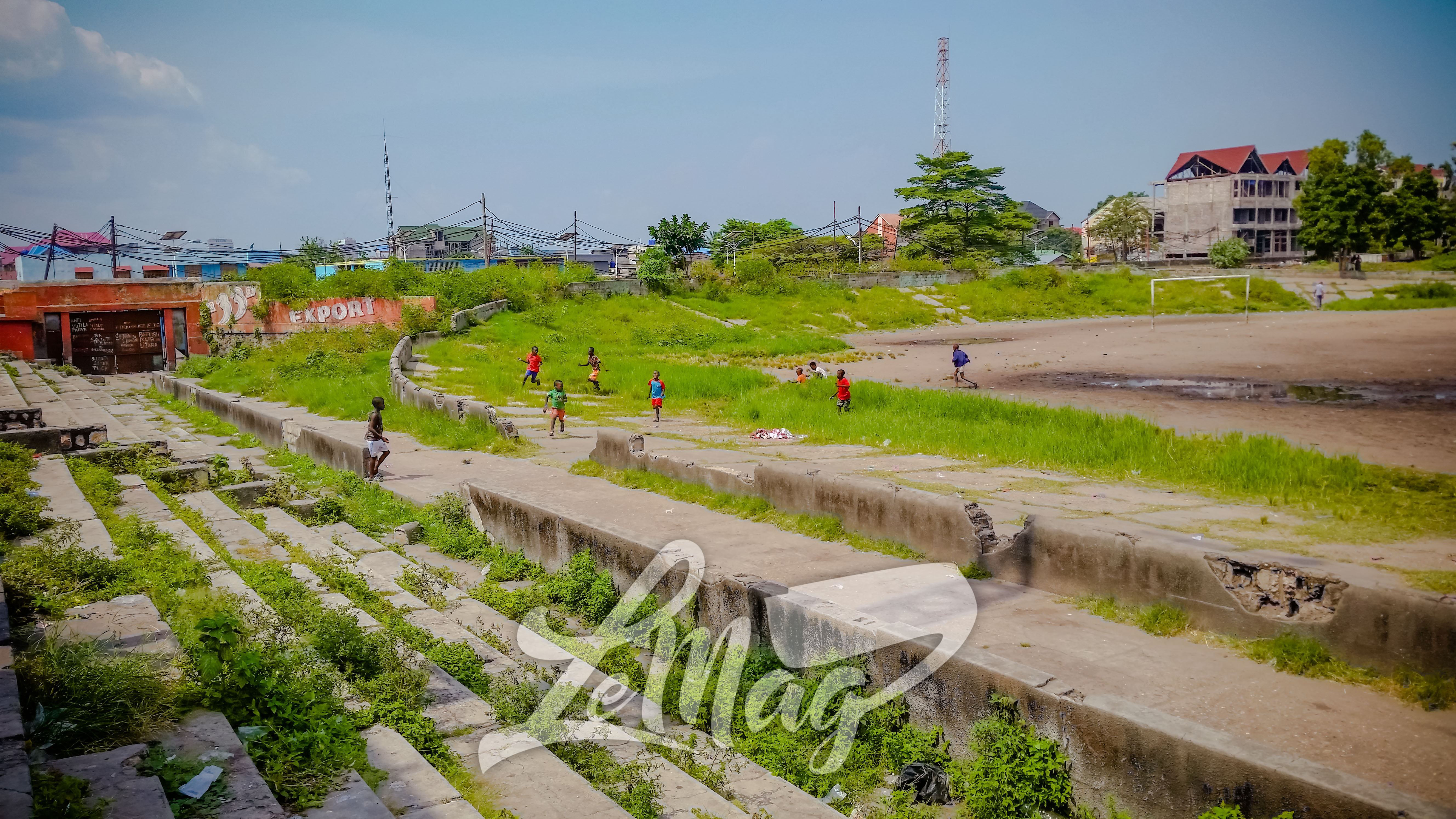 les enfants jouent sur la pelouse du stade