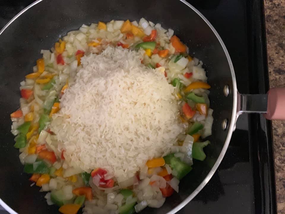 Mélange du riz avec les épices