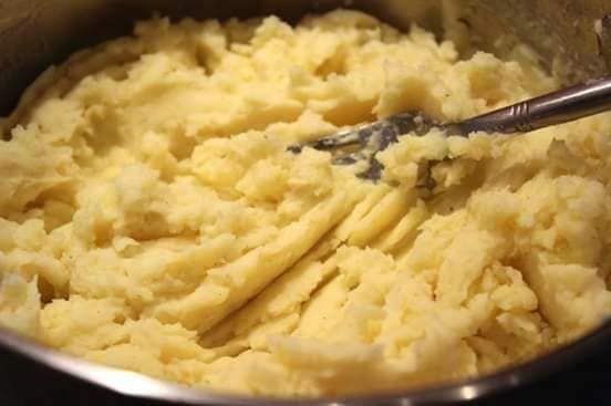 Mélange ingrédients dans la pate