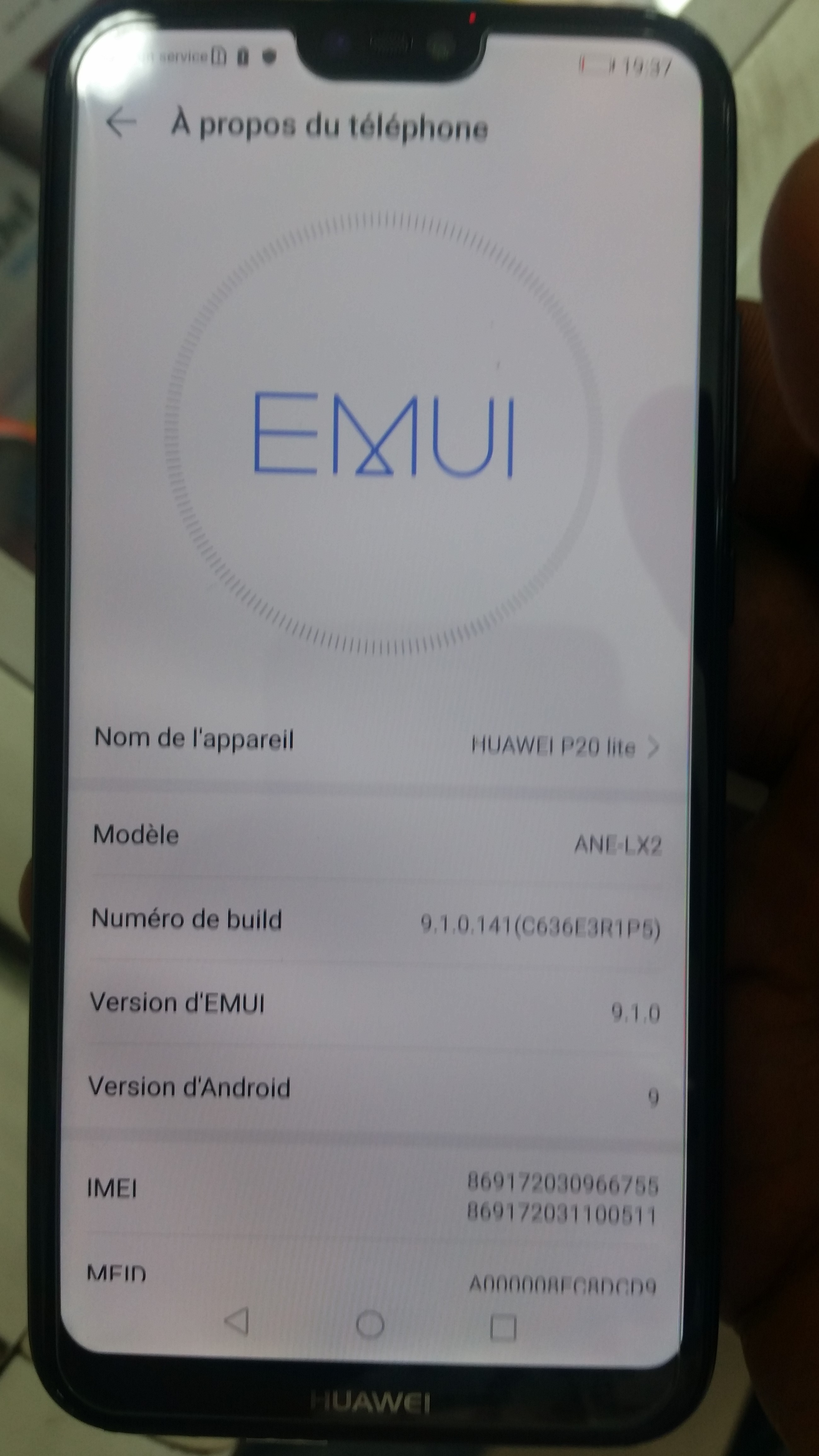 L'IMEI se trouve également dans les pamètres du téléphone