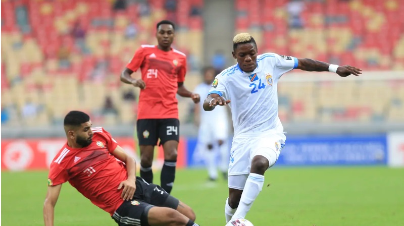 Un duel entre un milieu congolais et un défenseur libyen au Championnat d'Afrique des Nations Cameroun 2020.