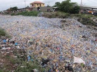 Rivière de Kinshasa polluée par des ordures