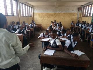 Les élèves en train de suivre les cours au complexe scolaire féminin Elikya à N'djili. Mardi 6 septembre 2022. LeMag.cd. Photo/Michée Lutete.