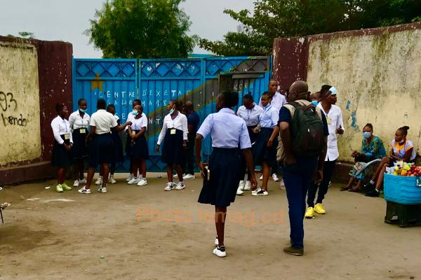 les eleves devant un centre d'examen à Ngaliema