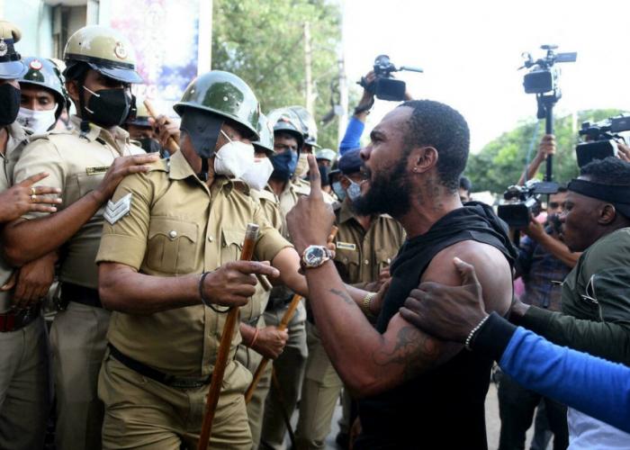 Les ressortissants de pays africains lors d'une bagarre avec la police à Bangalore, dans le sud de l'Inde, après la mort d'un étudiant congolais en détention.