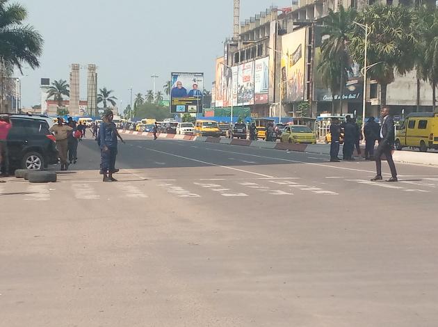 Les policiers sur le boulevard pour empêcher les opposants d'aller à la CENI