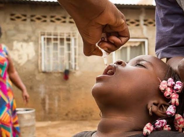 Une petite fille prend le vaccin contre la polio