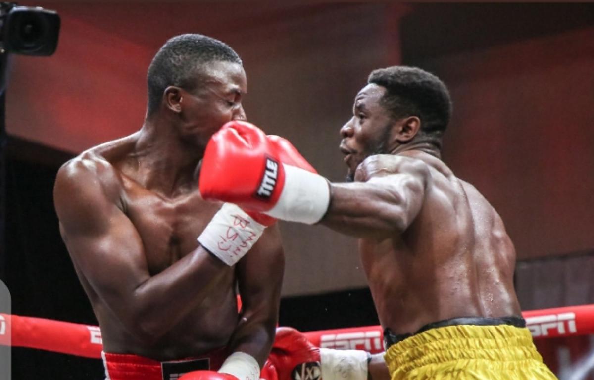 Le boxeur congolais Patrick Mukala en maillot jaune affronte son adversaire le malawite Siméon Tcheta à Johannesburg. 