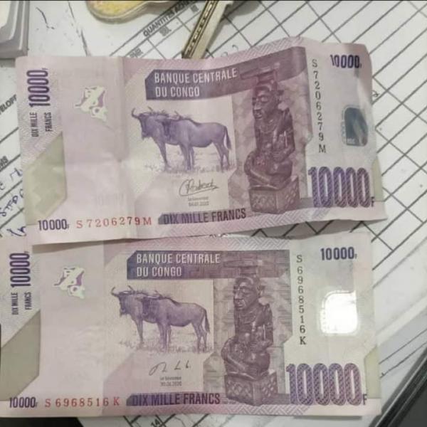 Des billets de 10.000FC avec la signature de Chantal Kabedi, la nouvelle Gouverneure de la Banque centrale du Congo pour la première et l'ancien billet avec la signature de son prédécesseur Déogracias Mutombo.