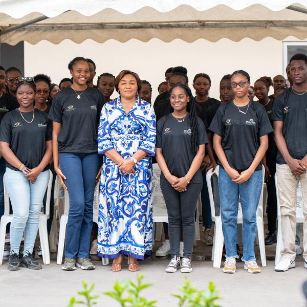 La première Dame Denise Nyakeru avec les finalistes de l'examen d'Etat édition 2021-2022 ayant obtenu au moins 85%