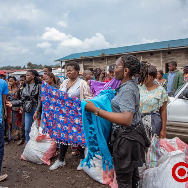 Le collectif « Goma Actif » en train de distribuer les couvertures aux déplacés dans le site de Nyiragongo  