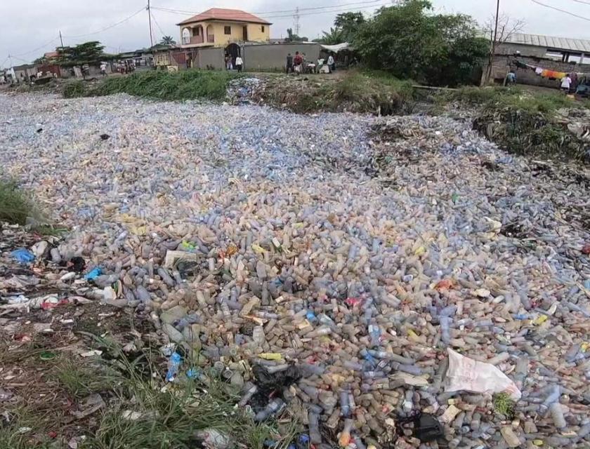 Rivière de Kinshasa polluée par des ordures