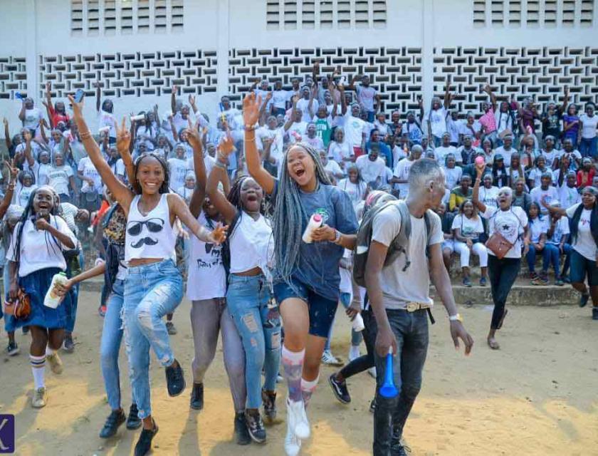 Les lauréats de l'examen d'Etat (baccalauréat) fêtent leur réussite. Photo/Nathan onsenge alassan