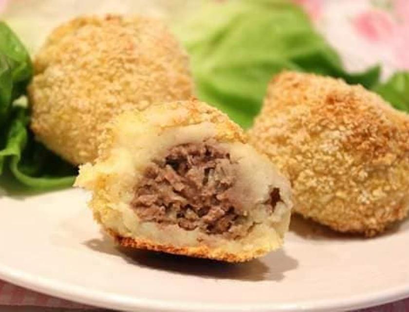 Plat de boulette de pomme de terre à la viande servi