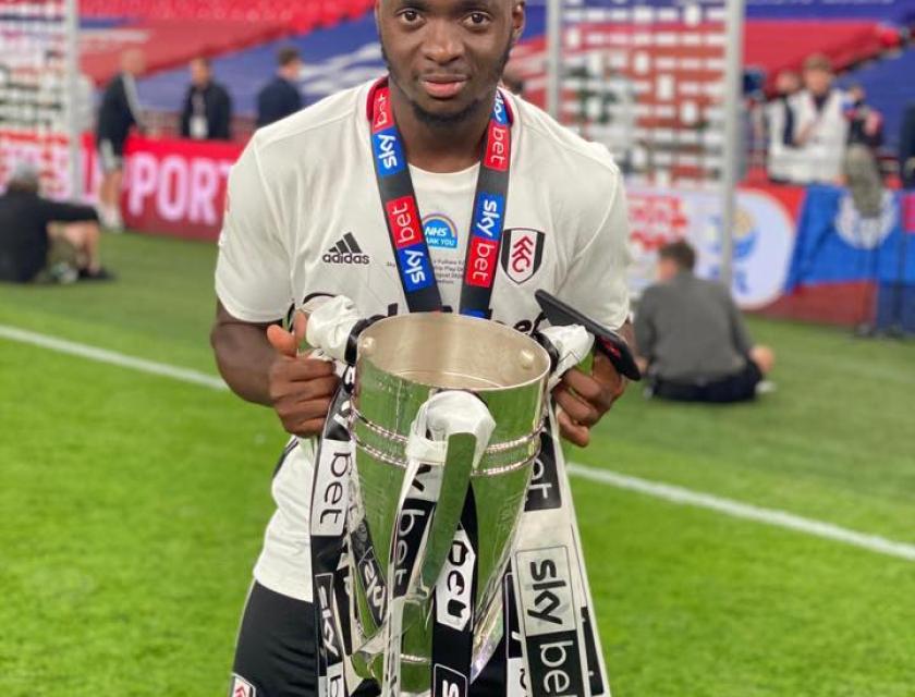 Kebano exhibant la coupe