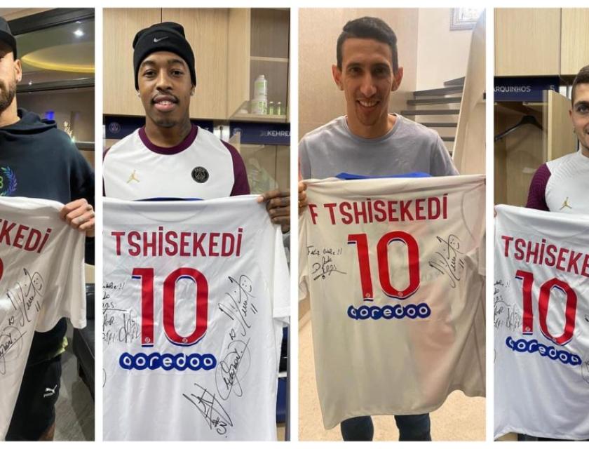 Les joueurs de PSG avec le maillot dédicacé pour le président Tshisekedi