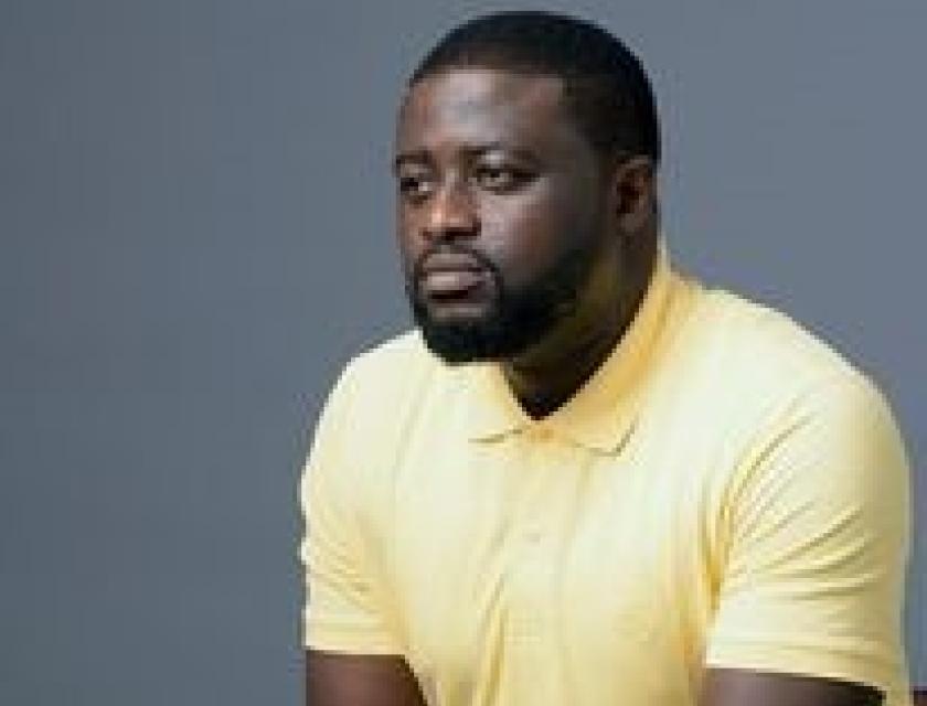 Fiston Mbuyi en Lacoste jaune