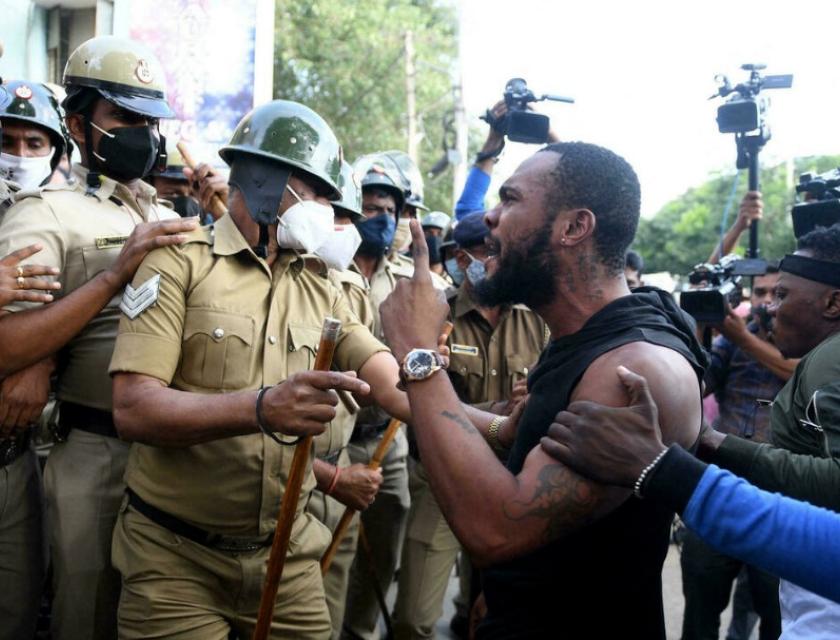 Les ressortissants de pays africains lors d'une bagarre avec la police à Bangalore, dans le sud de l'Inde, après la mort d'un étudiant congolais en détention.