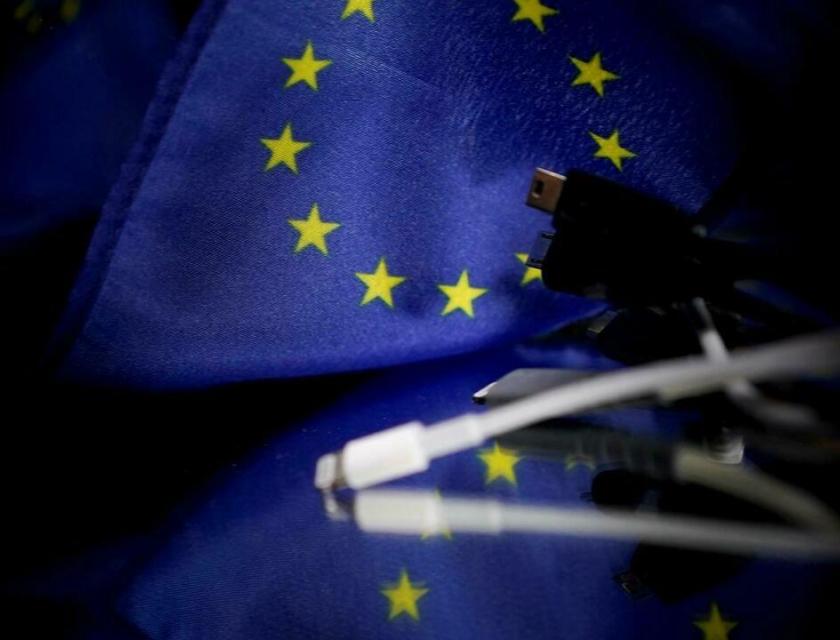 Le Parlement européen veut forcer l'adoption d'un chargeur universel, au grand dam d'Apple.