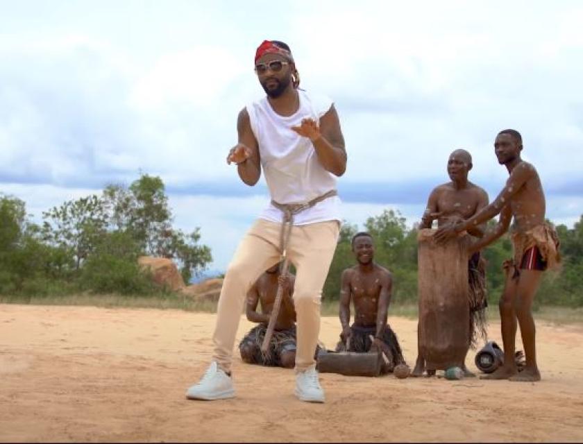 Fally Ipupa donne tout son corps à sa partenaire dans Nzoto