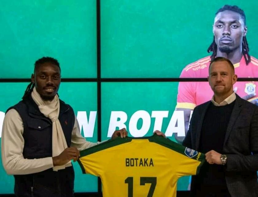 Jordan Botaka lors de la signature de son contrat