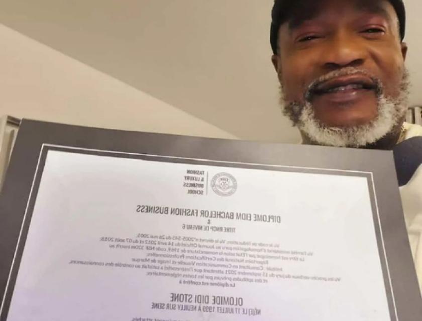 Koffi Olomide à Paris, exhibant le diplôme de sa fille Didi Stone