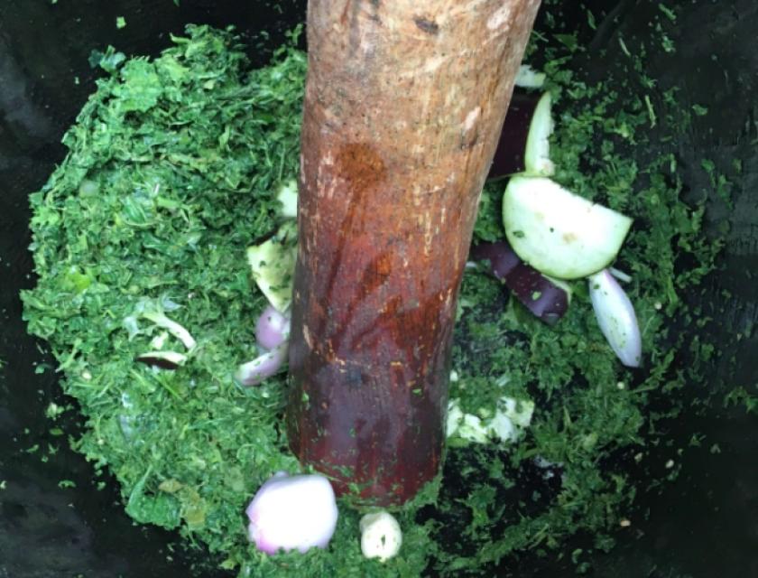 Pondu ou feuille de manioc en plein pilage, photo tirée : la nutrition à l'Africaine 