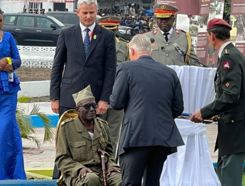 Décoration du caporal Albert Kunyuku par le Roi Philippe 