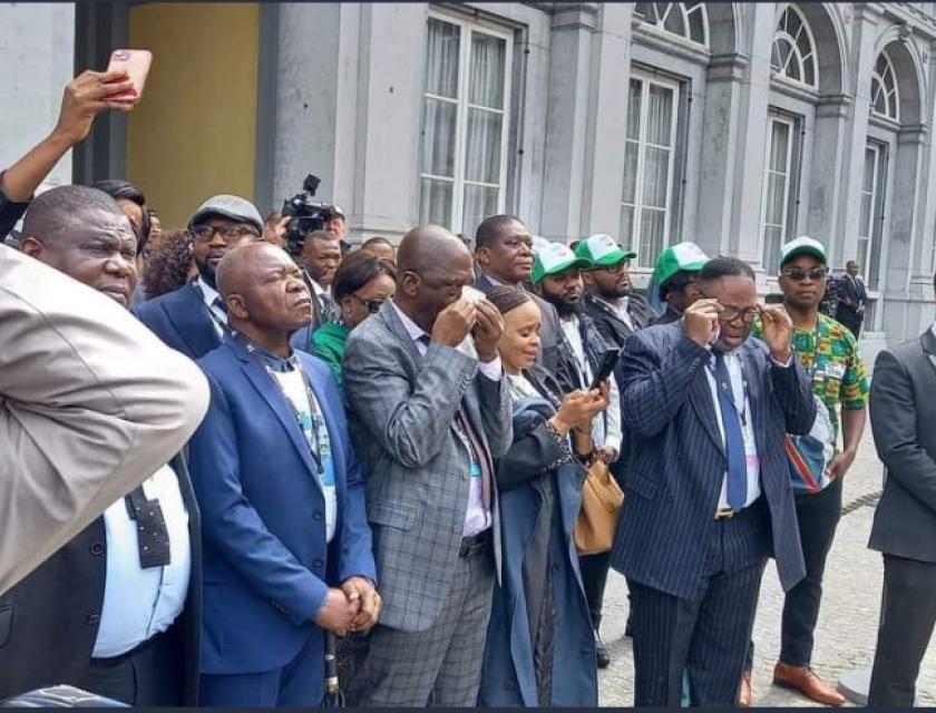 Plusieurs congolais en pleurs lors de la cérémonie en Belgique, de la remise de la relique de Patrice Lumumba à sa famille biologique. 