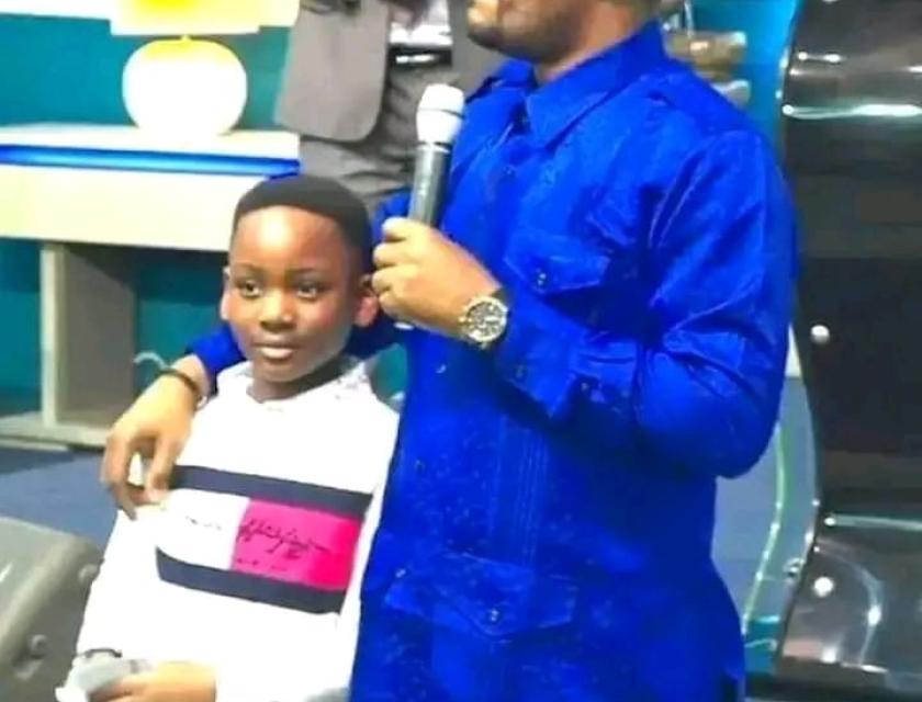 Le pasteur Mike Kalambay lors de la présentation officielle de ses deux enfants à l'église « Dans sa présence church » à Kinshasa
