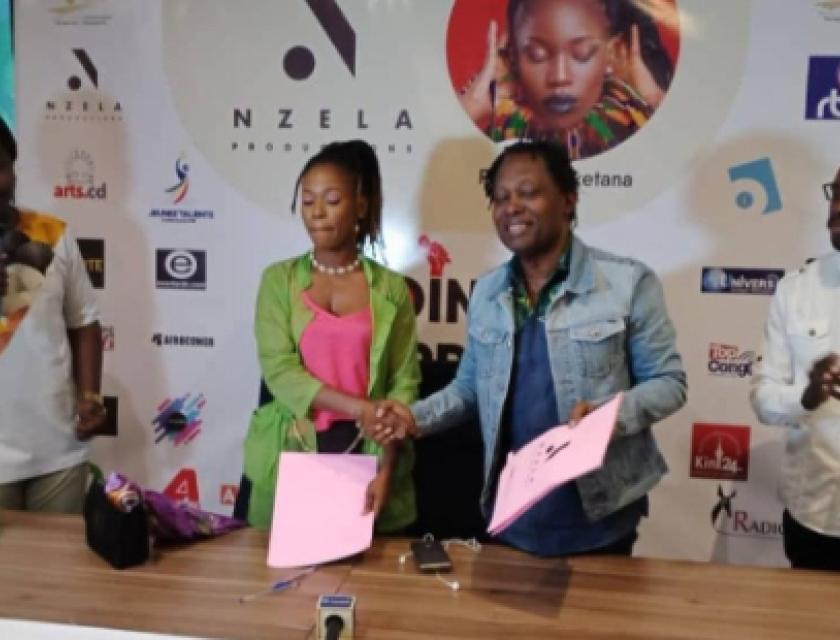 Lokwa Kanza et Pamela Baketana lors de la signature de contrat à Kinshasa.