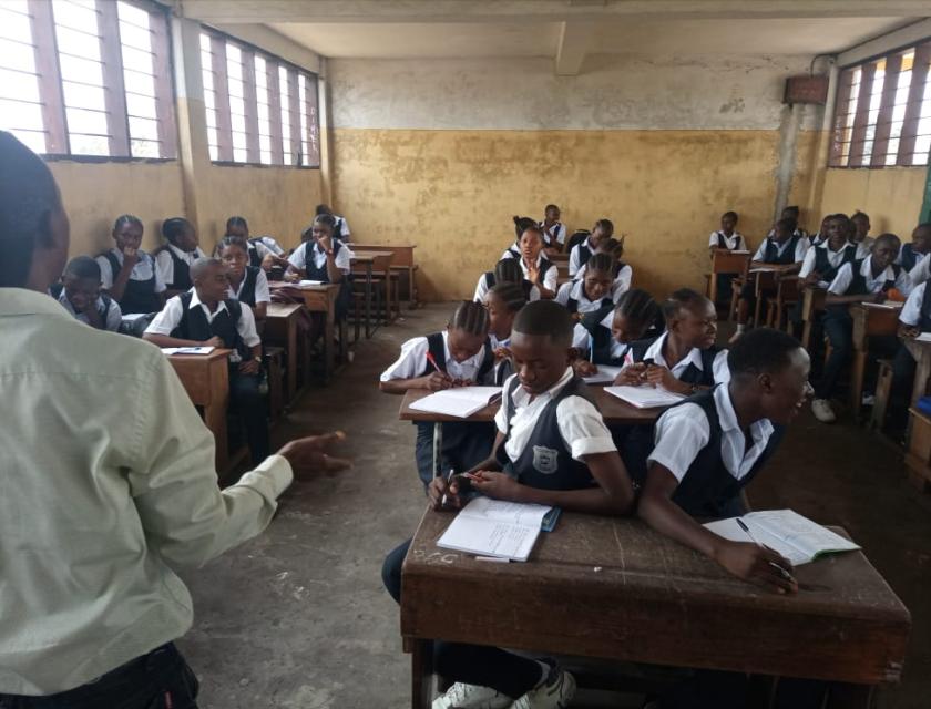 Les élèves en train de suivre les cours au complexe scolaire féminin Elikya à N'djili. Mardi 6 septembre 2022. LeMag.cd. Photo/Michée Lutete.