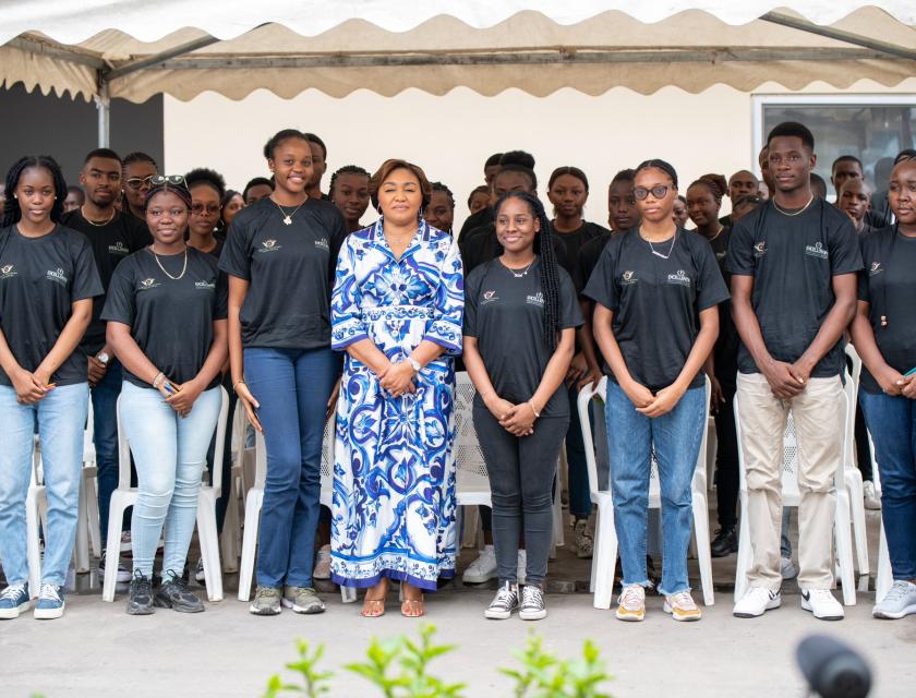 La première Dame Denise Nyakeru avec les finalistes de l'examen d'Etat édition 2021-2022 ayant obtenu au moins 85%