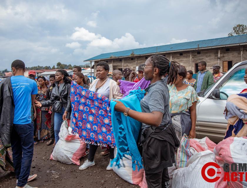 Le collectif « Goma Actif » en train de distribuer les couvertures aux déplacés dans le site de Nyiragongo  