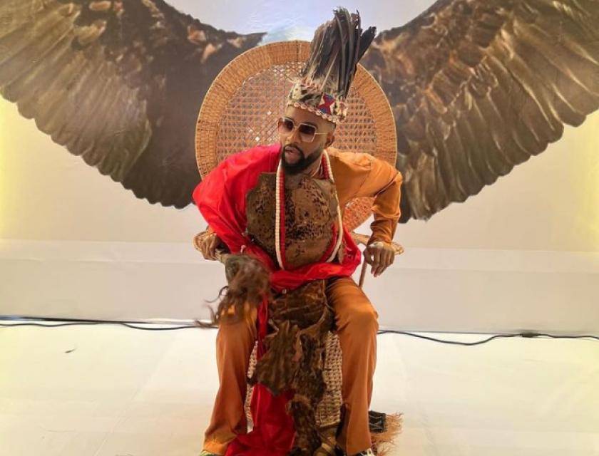 Fally Ipupa lors de son intronisation comme « prince de la culture Ekonda et Anamongo », photo Instagram 