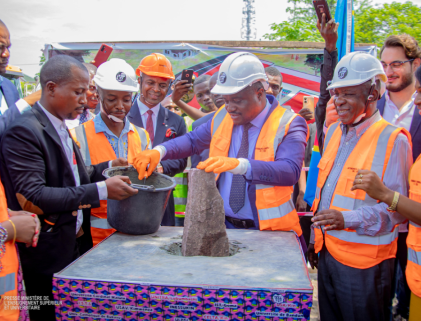 Muhindo Nzangi pose la première pierre de construction