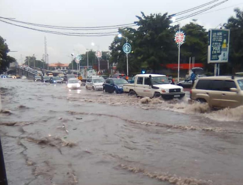 Après la pluie de ce mardi 13 décembre à Kinshasa.  Socimat à hauteur de saut de mouton. Photo. Lemag.cd  