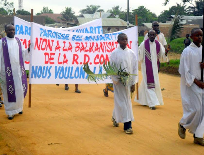 Les chrétiens catholiques marchant dans la rue