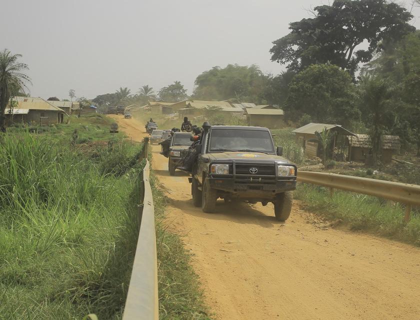 Un convoi de militaires FARDC sur le pont Loya sur l'axe Beni-Komanda considéré comme l'axe de la mort dans la chefferie de Walese Vonkutu. Photo d'illustration/AFP