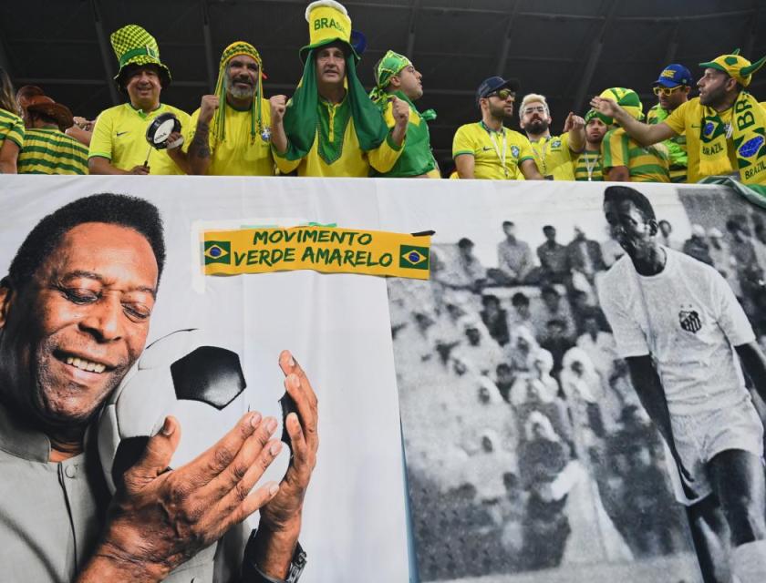 Les Brésiliens rendent un dernier hommage à Pelé. 
