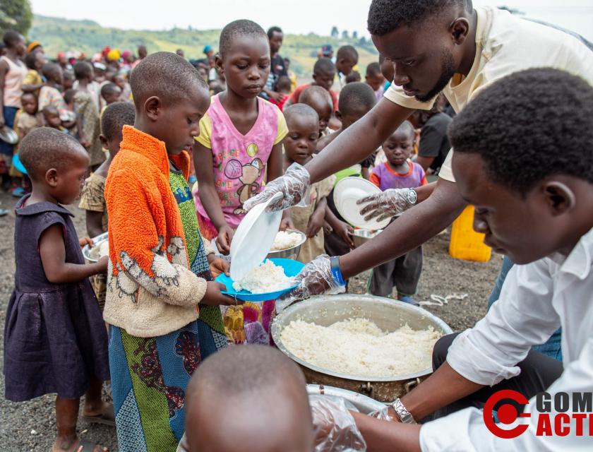 Le collectif Goma actif partage un repas aux déplacés de guerre dans l'Est de la RDC.