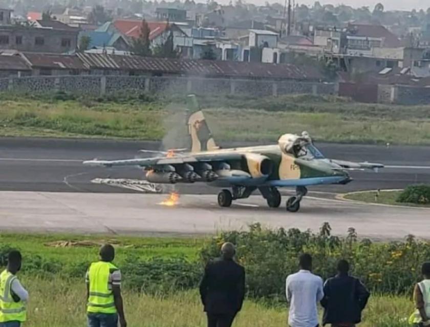 Sukhoï-25 des FARDC sur la piste de l'aéroport de internationale de Goma, après avoir été essuyé des tirs antiaériens par le Rwanda. Photo tirée sur le compte Twitter de Jean-Jacques Wondo  