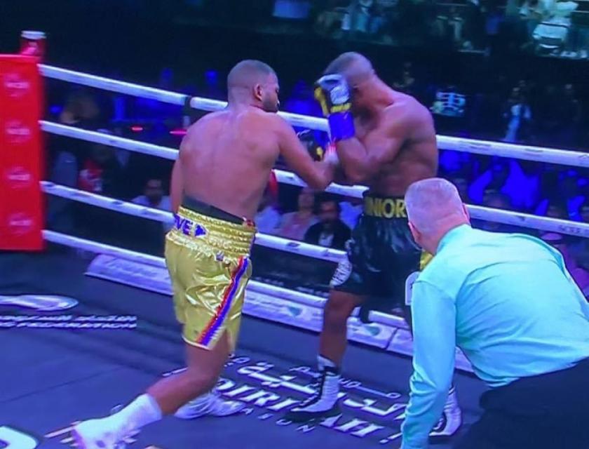 Le boxeur congolais Junior Makabu Ilunga en plein combat 