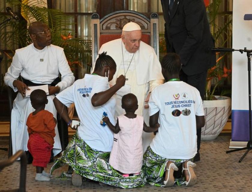 Pape François avec les victimes des violences de l'est