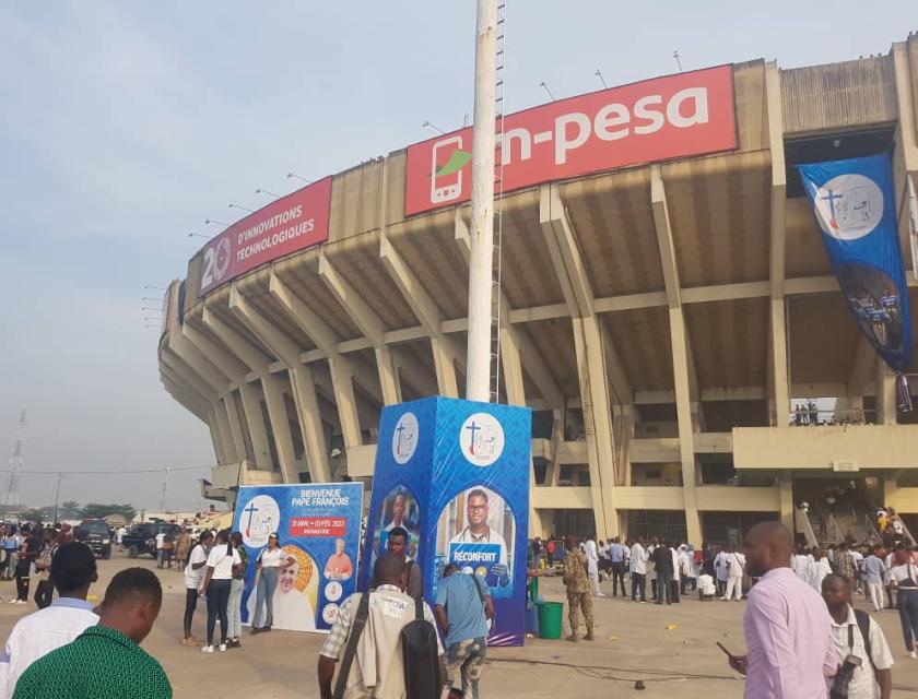 Les jeunes aperçus devant le stade des Martyrs pour la rencontre avec le pape François, jeudi 2 février 2022. Photo/LeMag.cd 