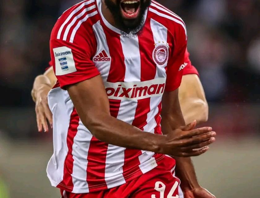 Grèce/Super League, Cedrick BAKAMBU sous le maillot de l'olympiacos, célèbre son but égalisateur contre AEK athéne 